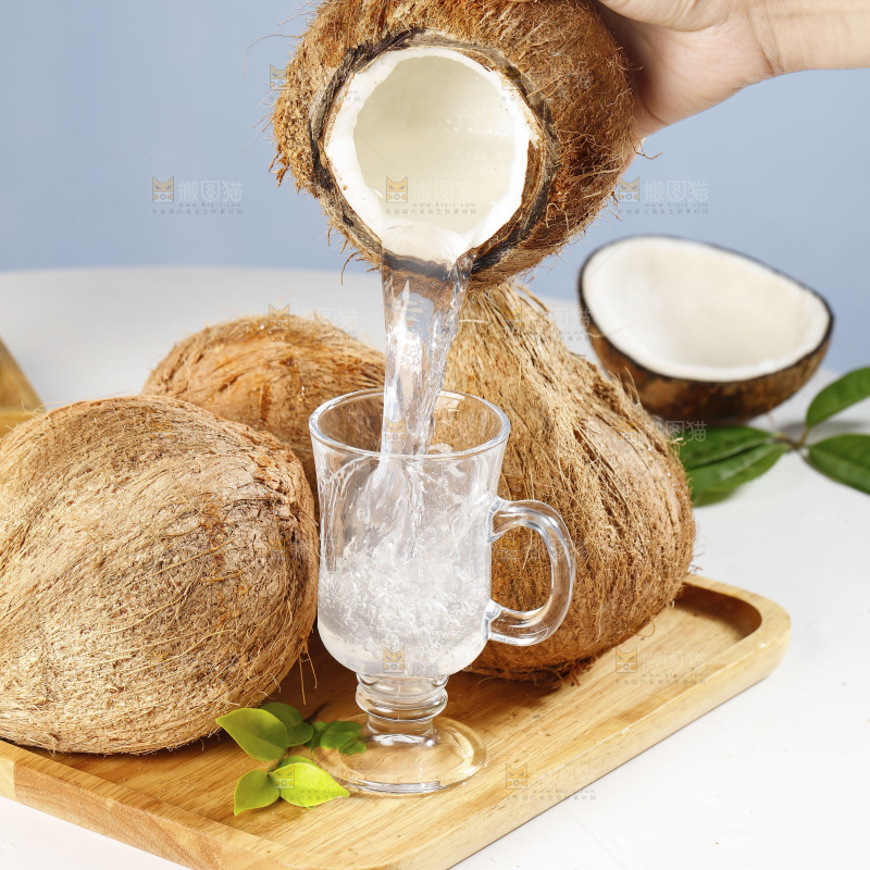 手里倒着椰子汁