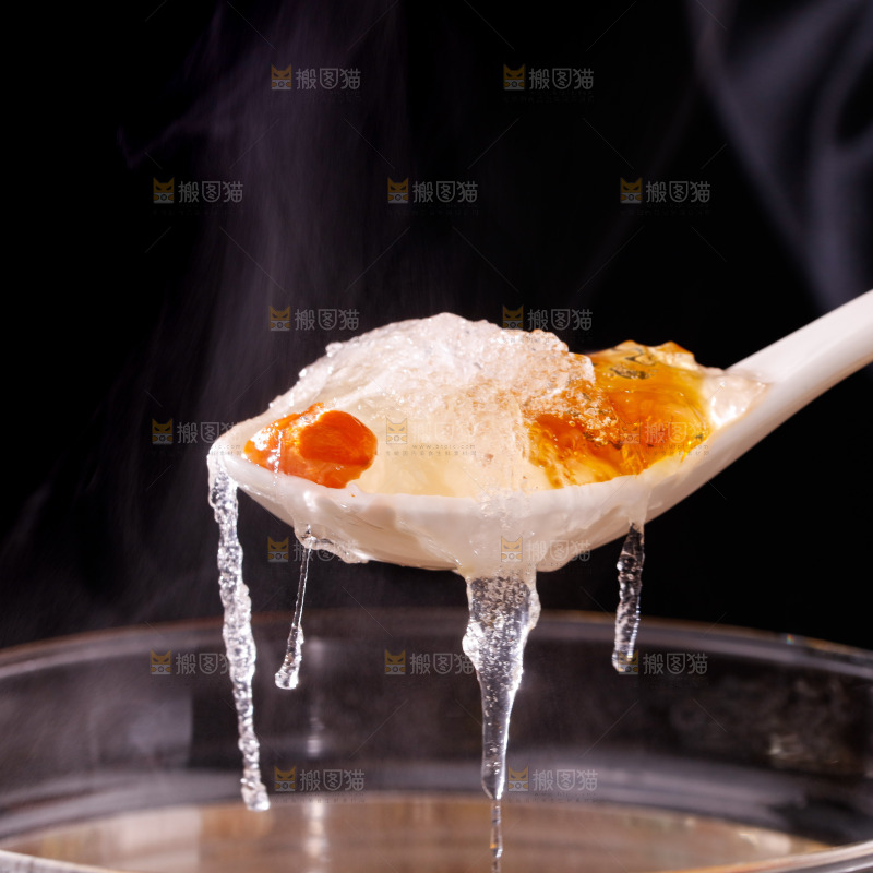 勺子舀着桃胶雪燕皂角米