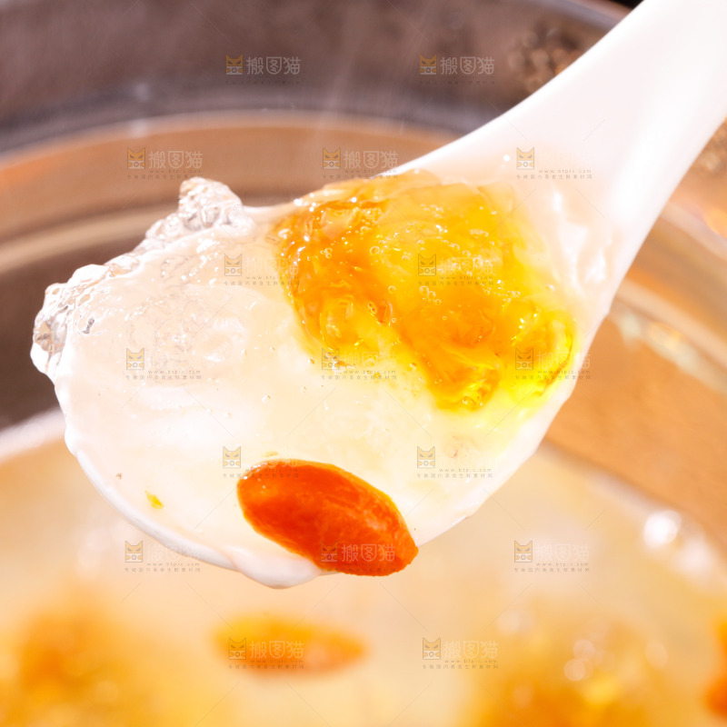 勺子舀着桃胶雪燕皂角米