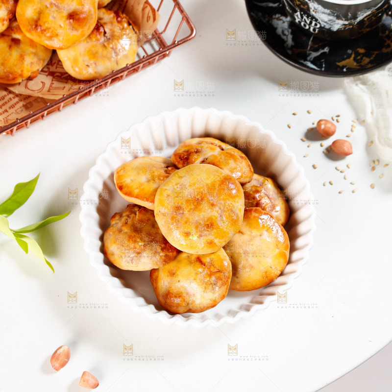 桌子上放着一盘鸡仔饼