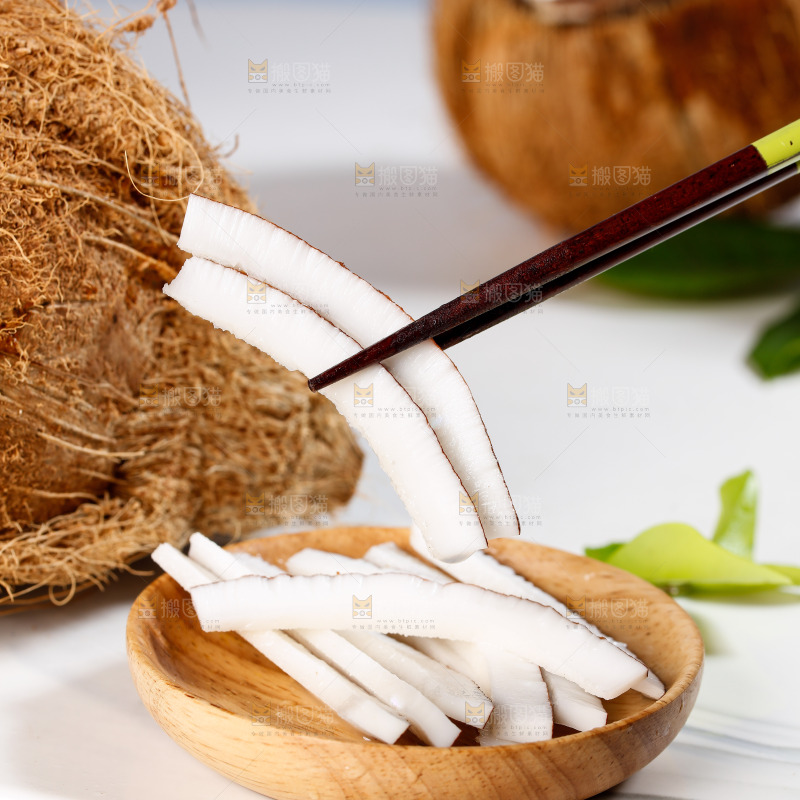 筷子上夹着椰肉
