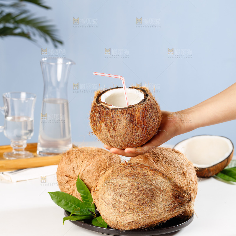 手里拿着椰子汁