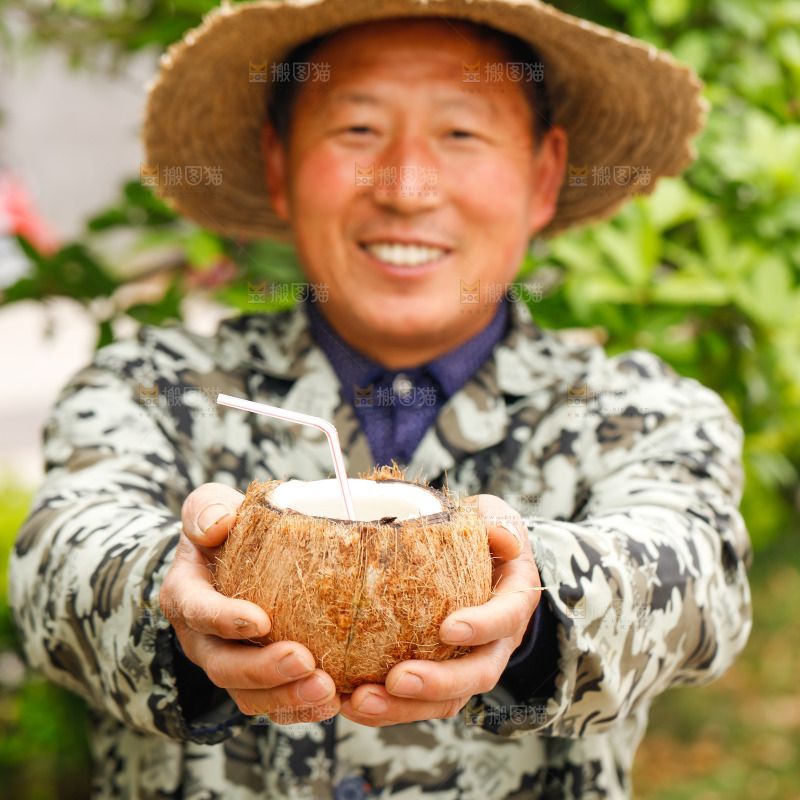 手里捧着椰子