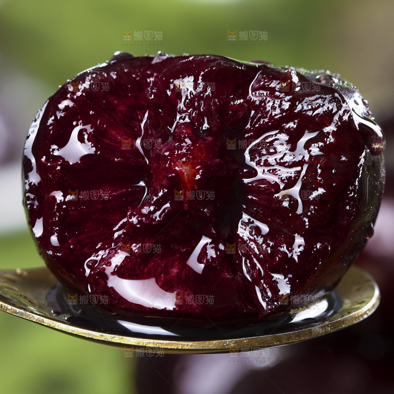 勺子上舀着黑珍珠大樱桃