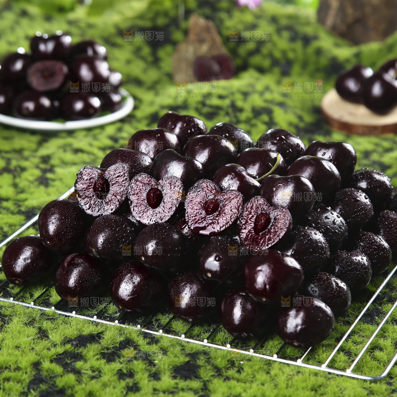 草坪上放着一堆汉源黑珍珠