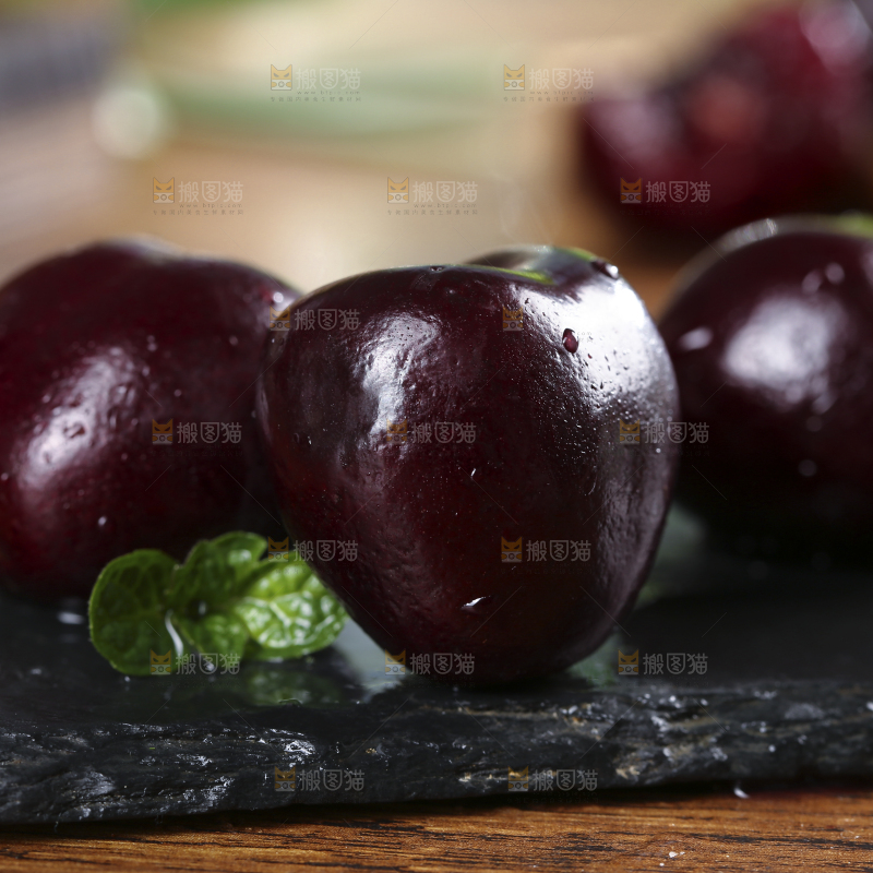 黑石板上放着黑珍珠车车厘子