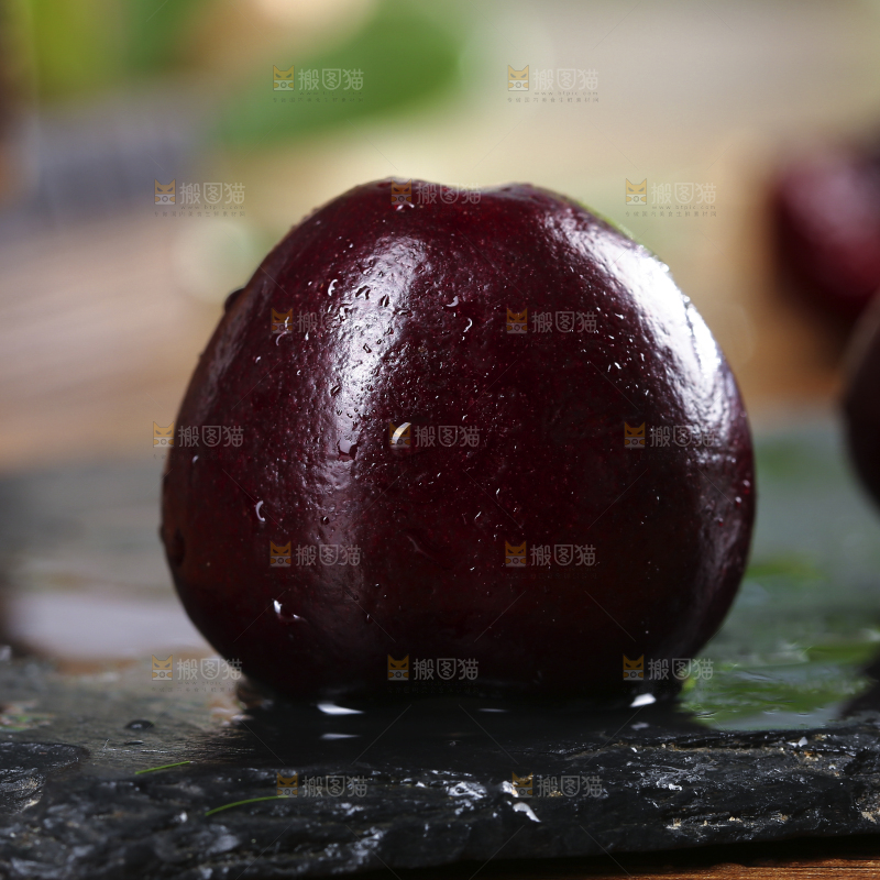 黑石板上放着黑珍珠车车厘子