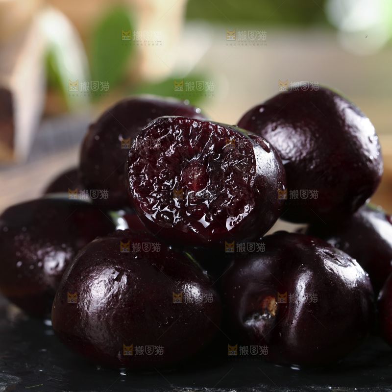 黑石板上放着一堆汉源黑珍珠