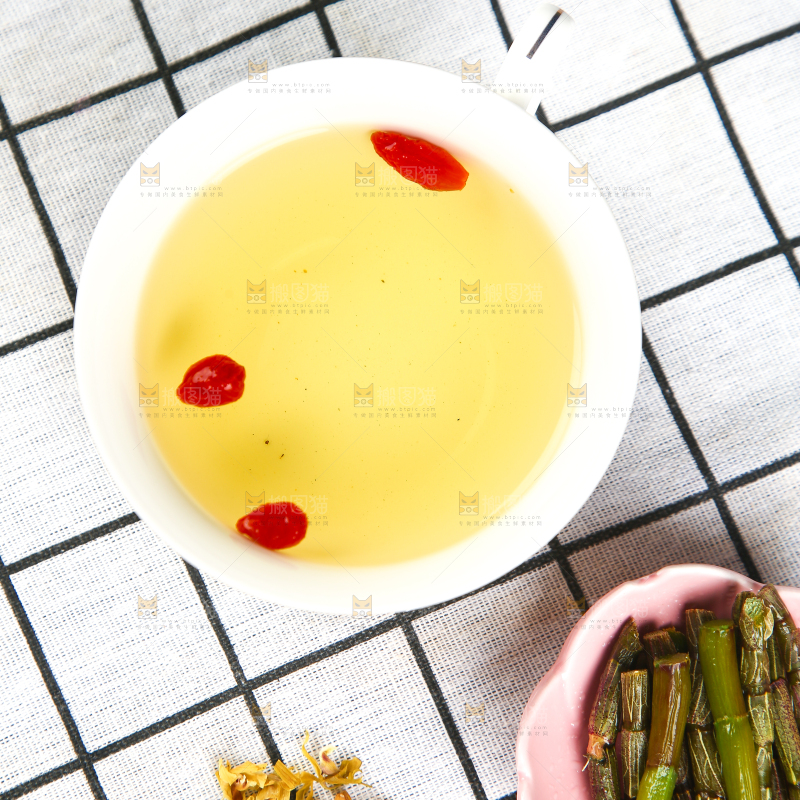 格子底上放着一杯石斛茶