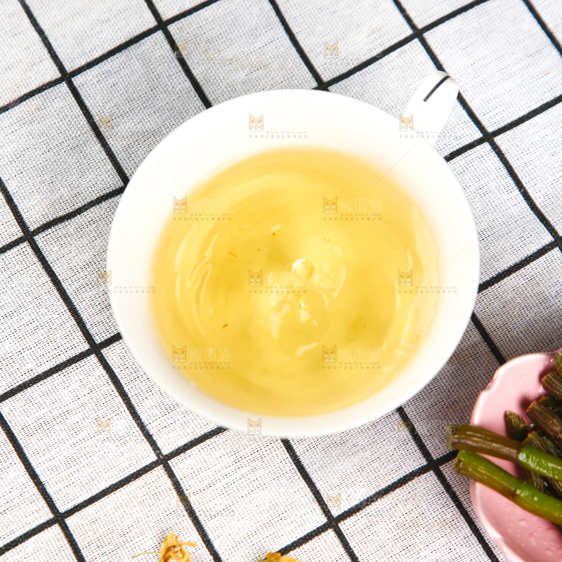 格子底上放着一杯石斛茶