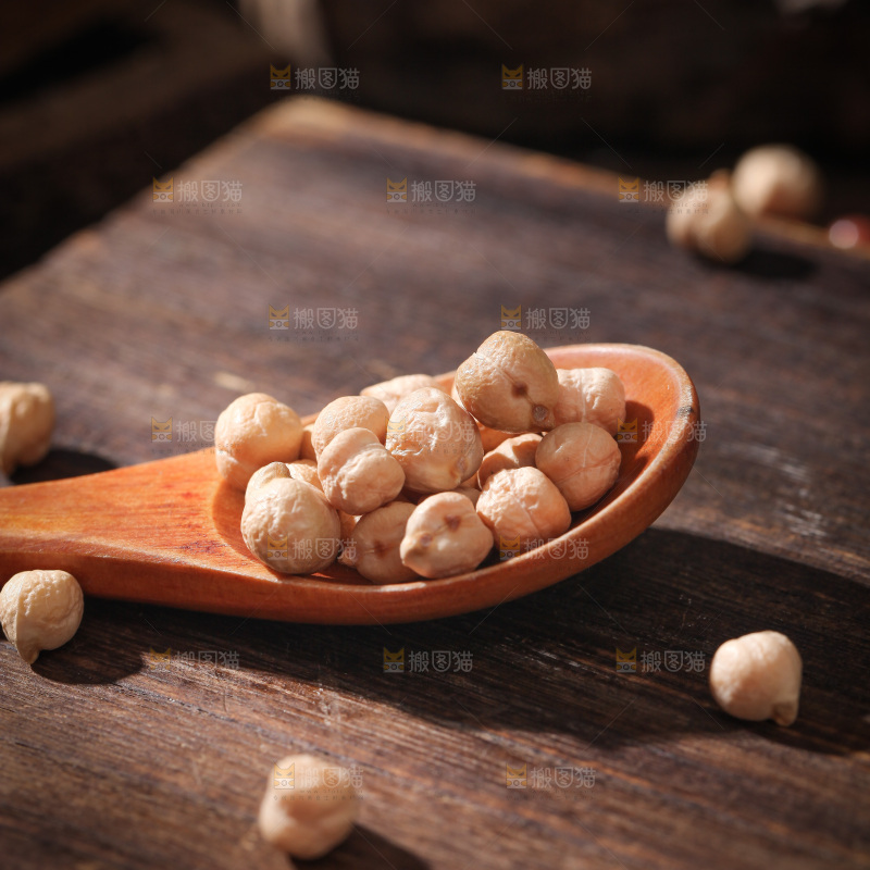 木板上放着一勺鹰嘴豆