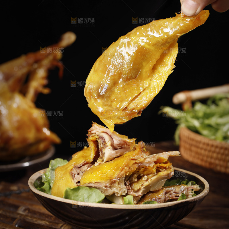 手里拿着菊花鸡