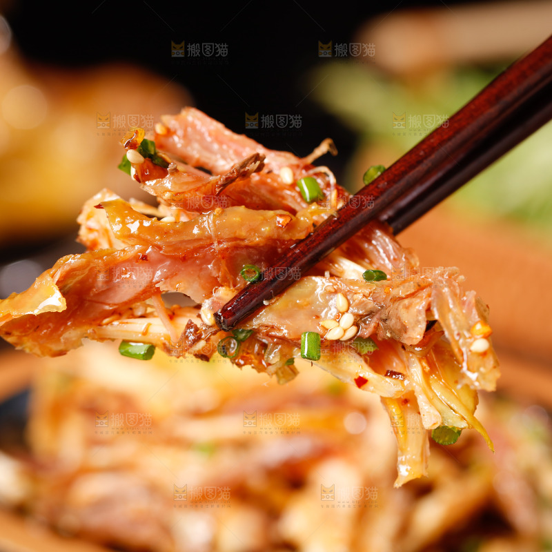 筷子上夹着菊花鸡