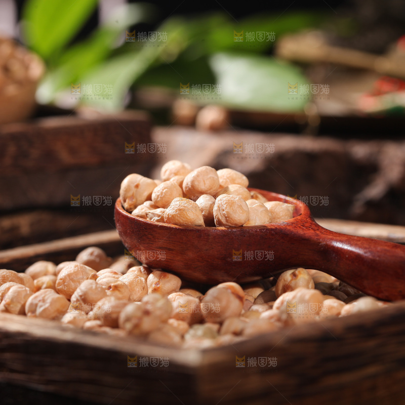 木盘里装着鹰嘴豆