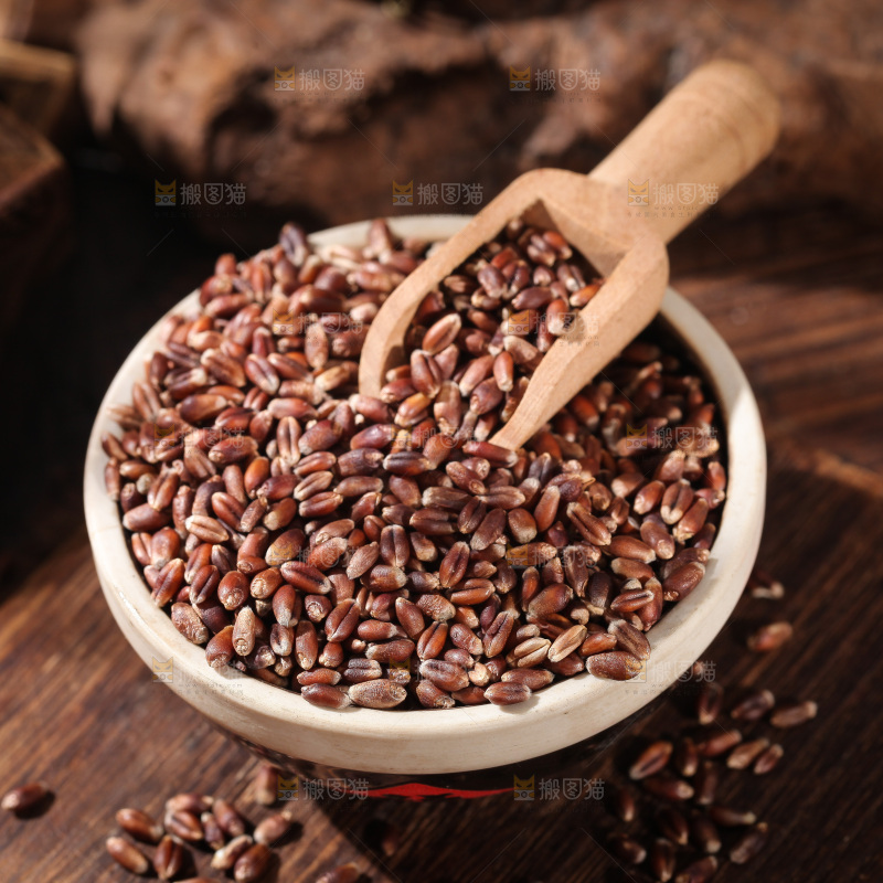 木板上放着一碗黑小麦
