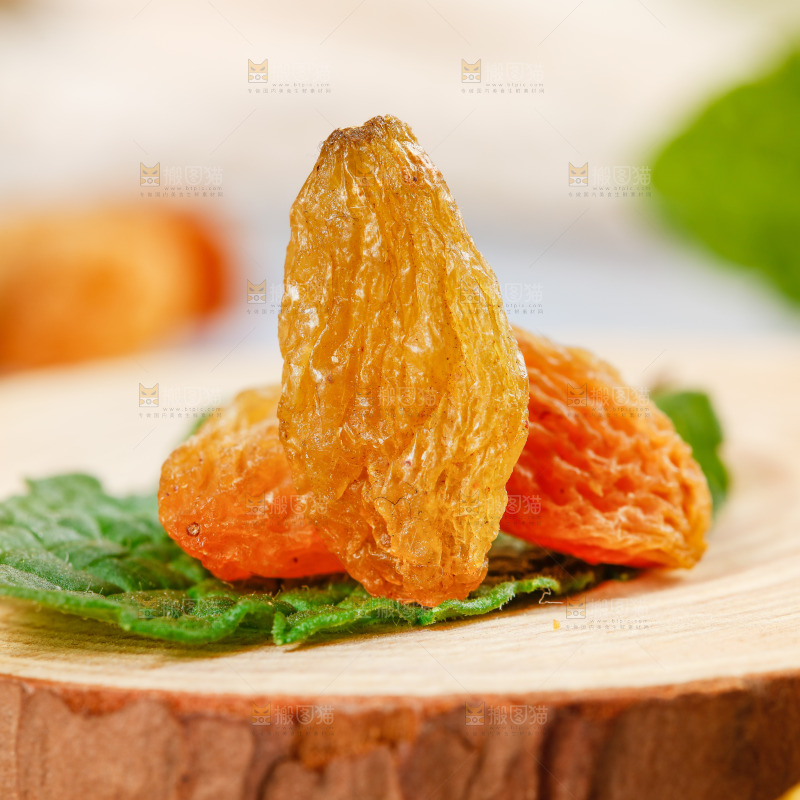 木板上放着树上黄葡萄干