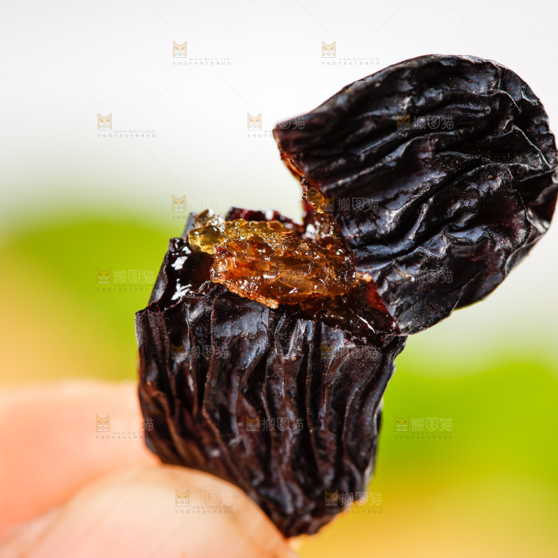 手里拿着黑加仑葡萄干