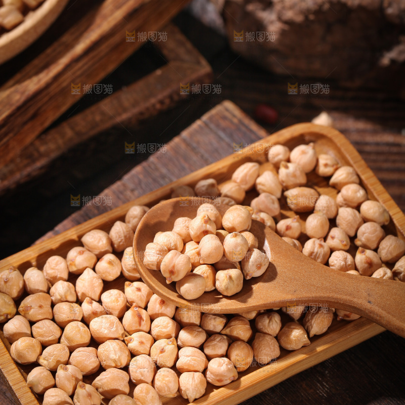 木板上放着一盘鹰嘴豆