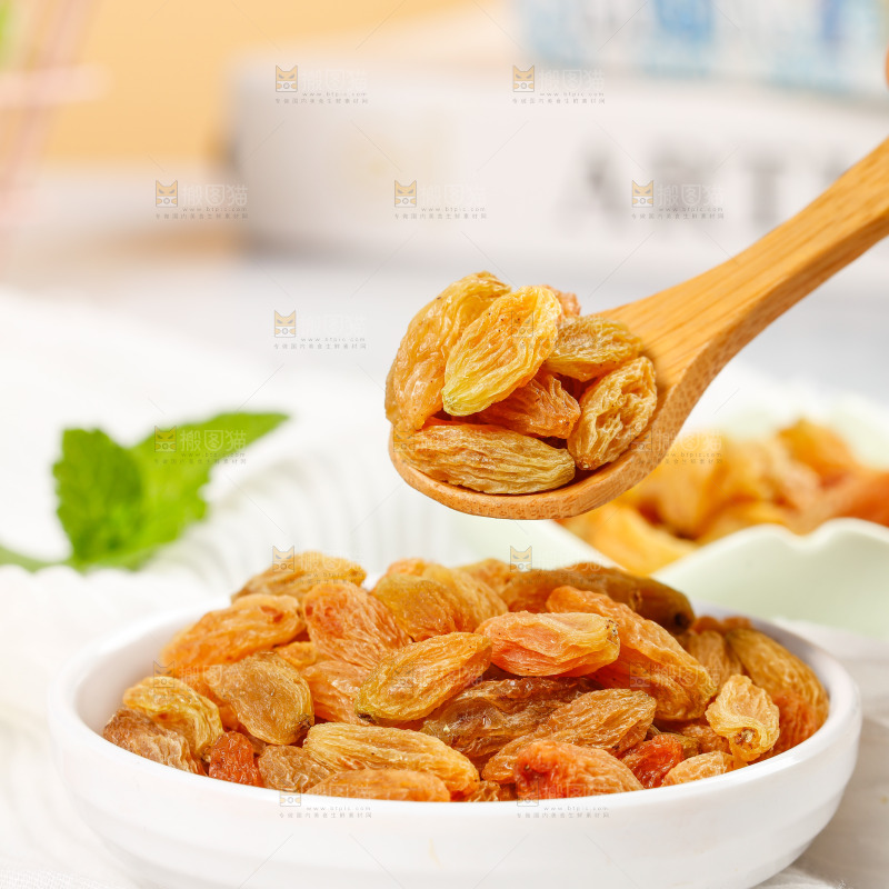 勺子上舀着黄葡萄干
