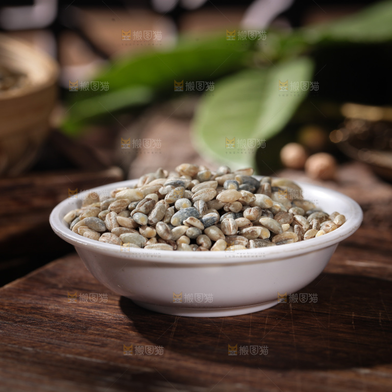 木板上放着一碗蓝青稞