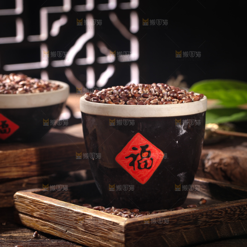 木板上放着一碗黑小麦