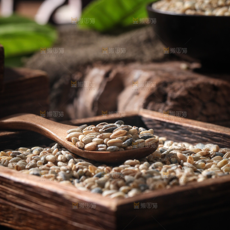 木盘里装着蓝青稞
