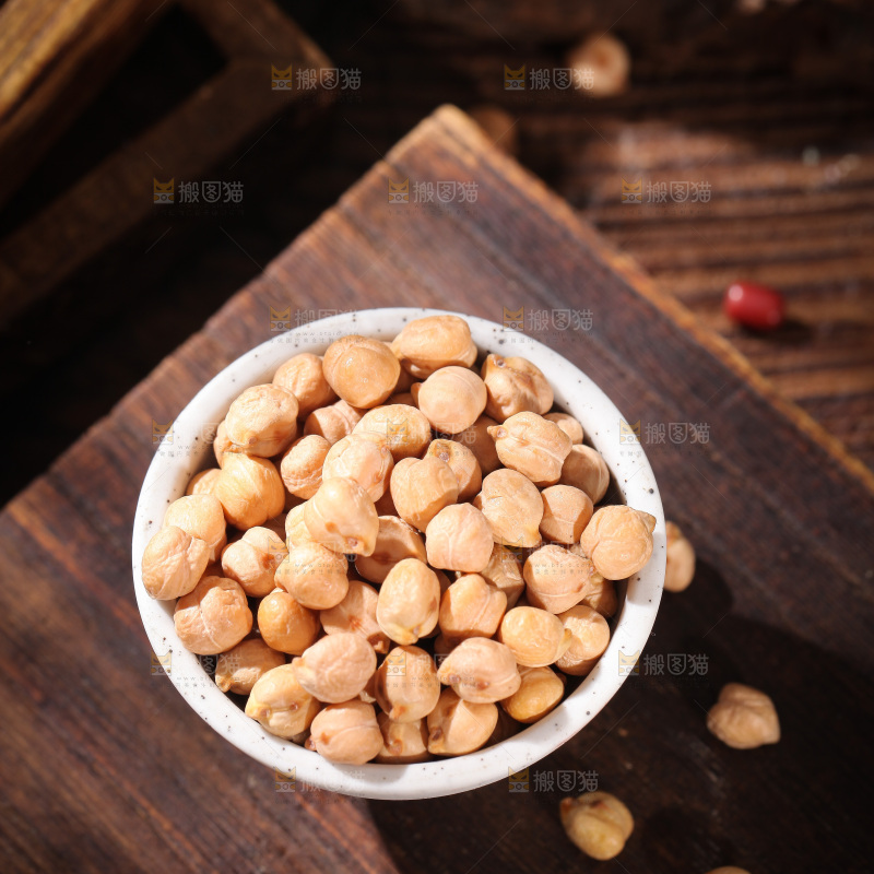 木板上放着一盘鹰嘴豆