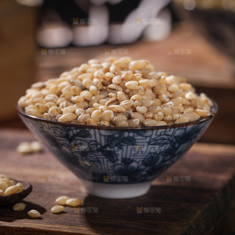 木板上放着一盘白青稞米