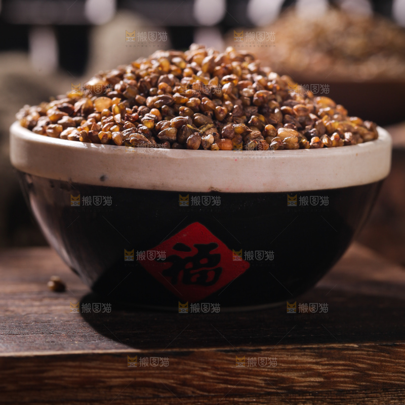 木板上放着一碗苦荞