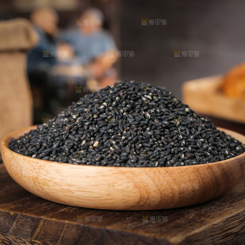 木板上放着一盘黑芝麻