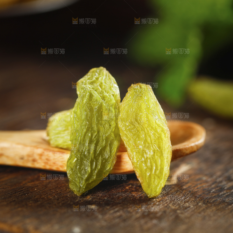 勺子上舀着绿葡萄干