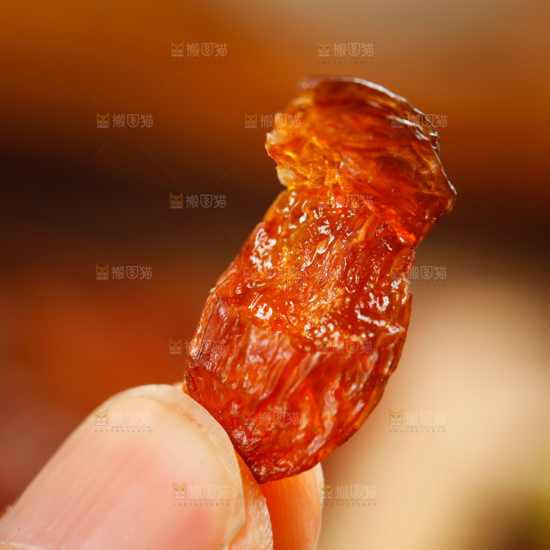 手里拿着红葡萄干