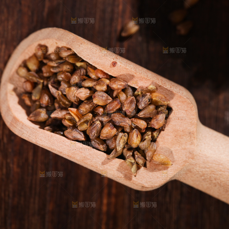桌子上放着一勺苦荞米