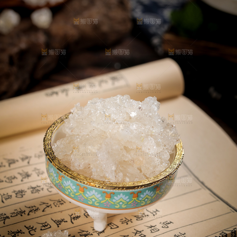书上放着一碗云南雪燕