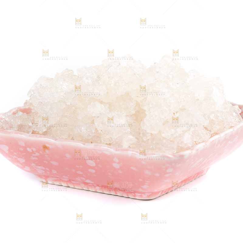 白底上放着一碟雪燕