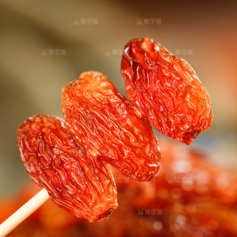 竹签上叉着红葡萄干