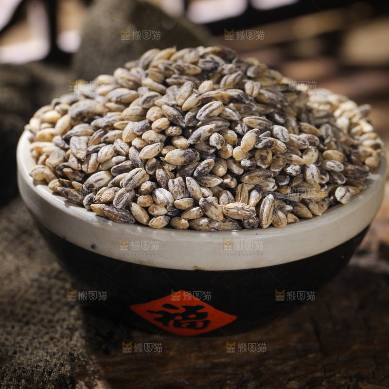 木桌上放着一碗蓝青稞