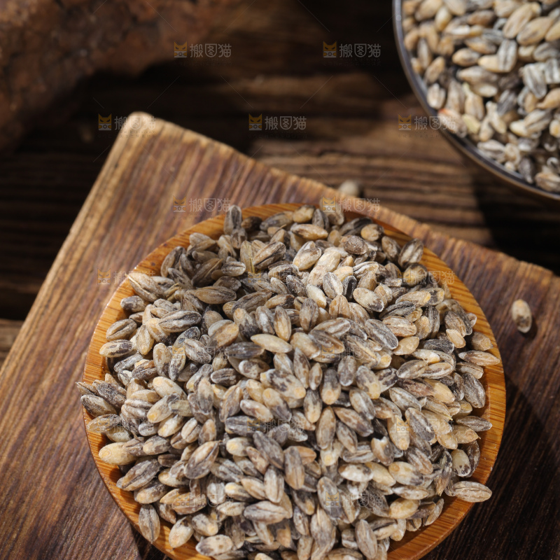 木板上放着一盘蓝青稞