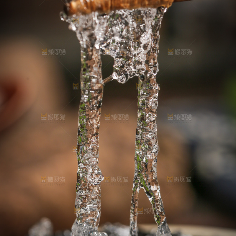 筷子上夹着拉丝雪燕