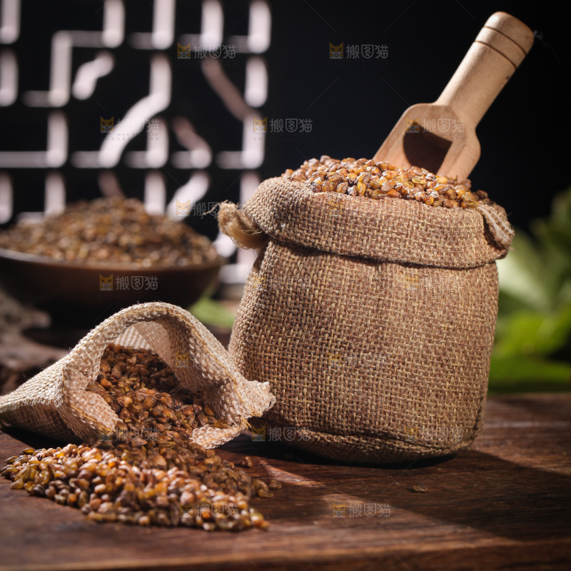 木桌上放着小麻袋苦荞米