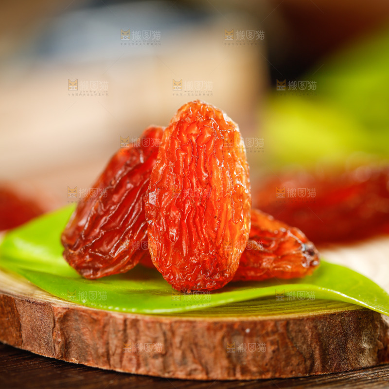 叶子上放着玫瑰红葡萄干