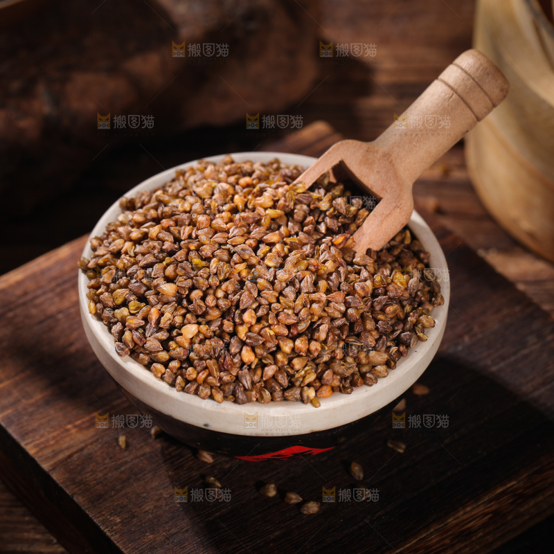 木板上放着一碗苦荞
