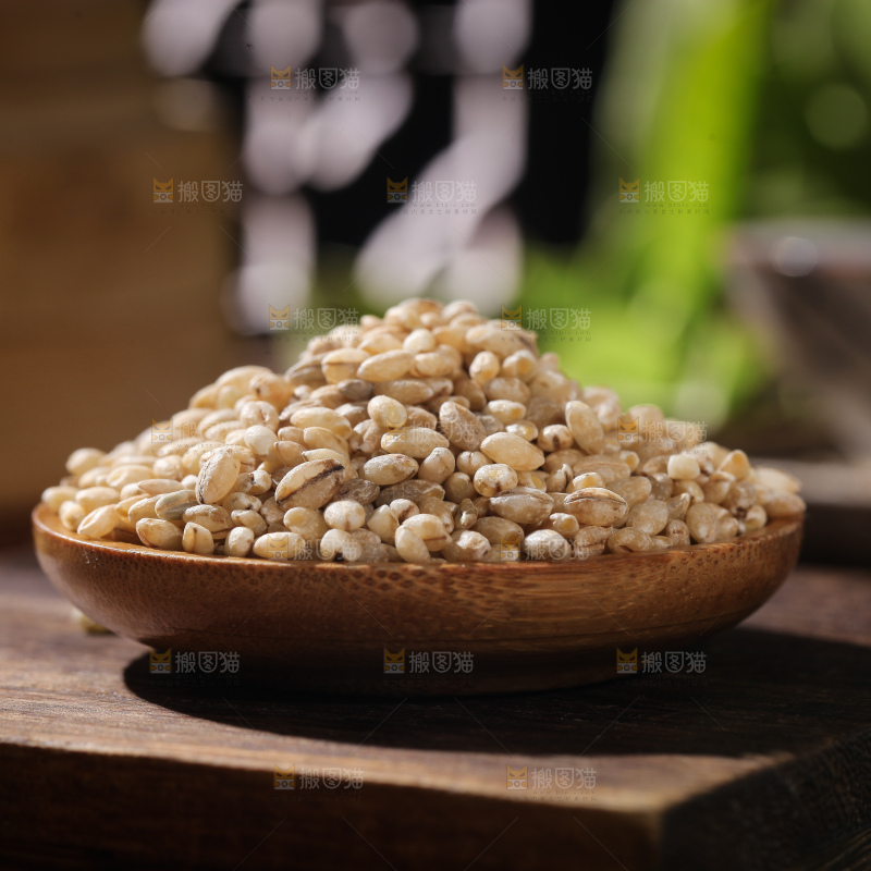 木桌上放着一盘白青稞米