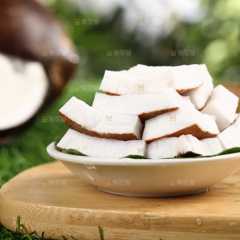 木底上放着一盘椰肉