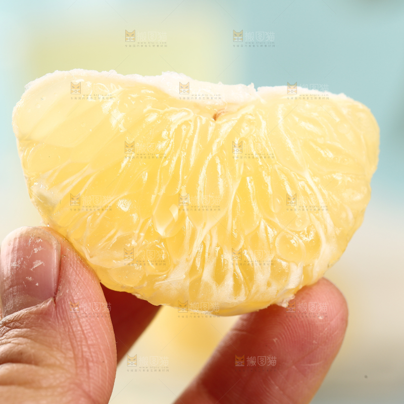 手里拿着贡柚果肉