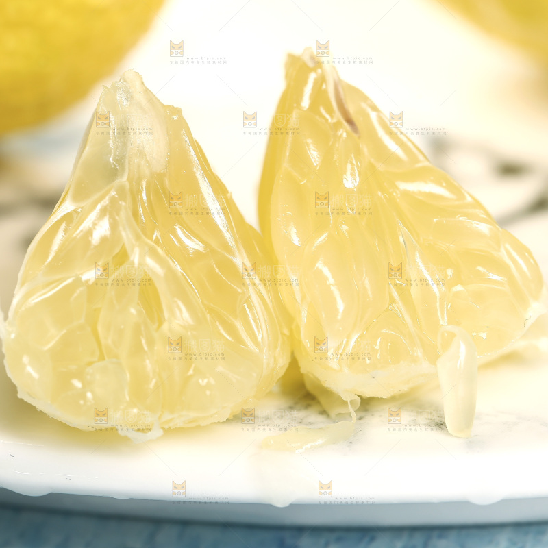 盘子里放着黄柚果肉