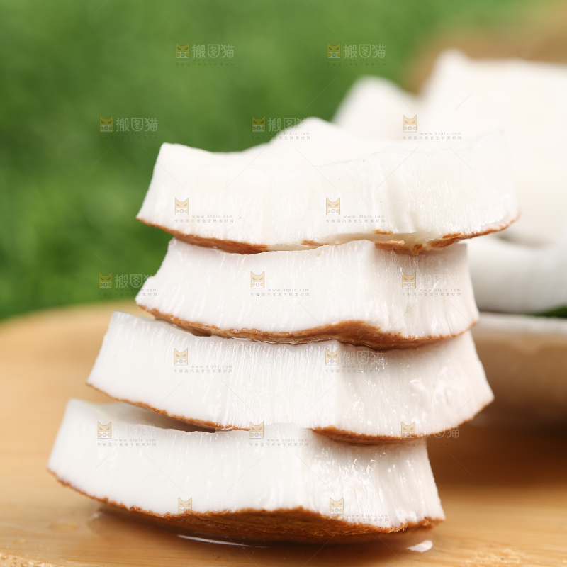 木底上放着切块的椰肉