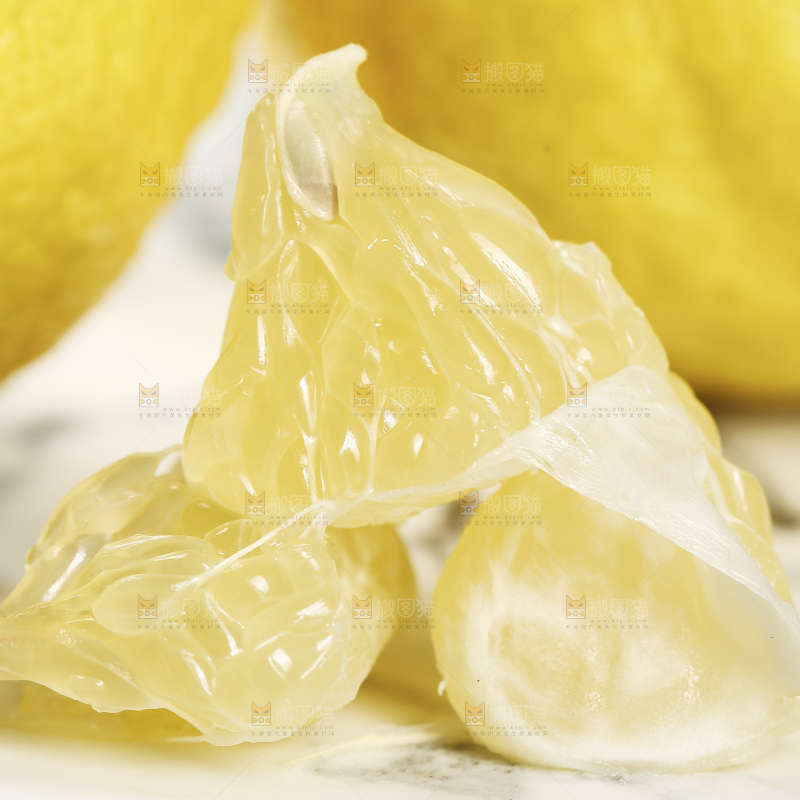 盘子里放着黄柚果肉