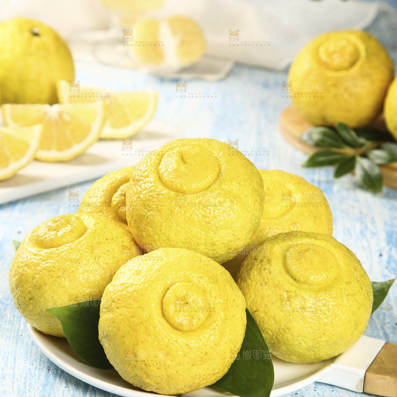 浅底上放着一盘黄金贡柚