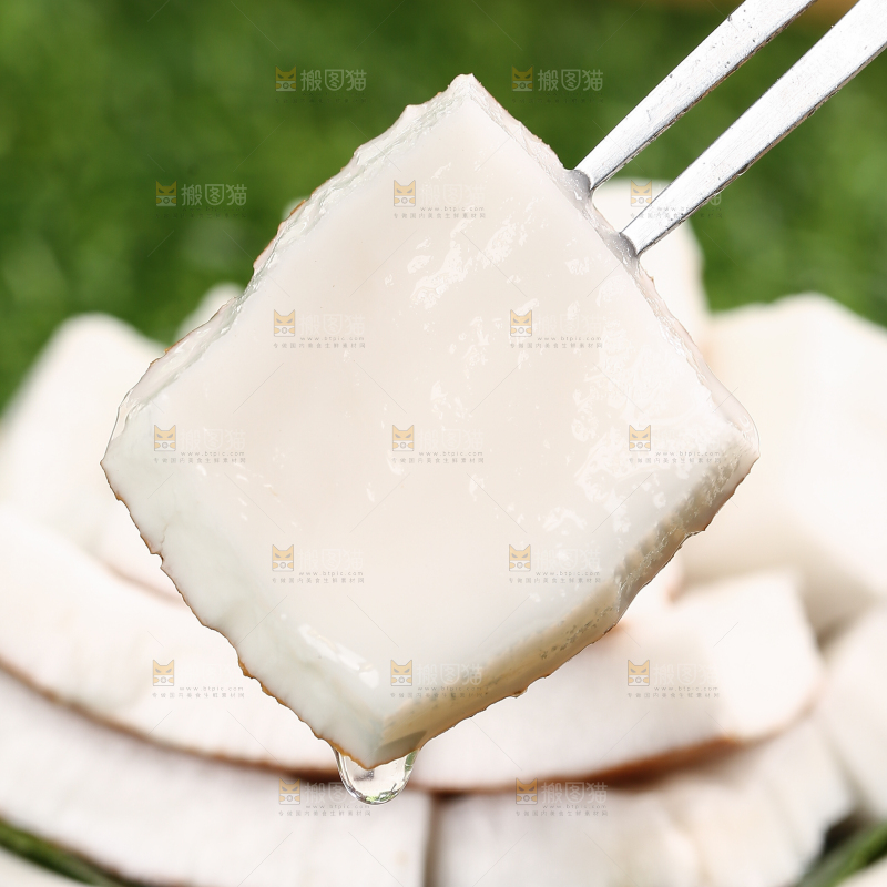 叉子插着椰子果肉特写